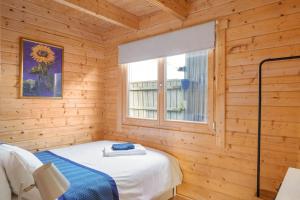 Una cama o camas en una habitación de Scandi-Style Cabin in Bideford, Private Parking