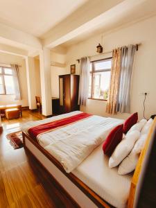Postel nebo postele na pokoji v ubytování Jain Homestay