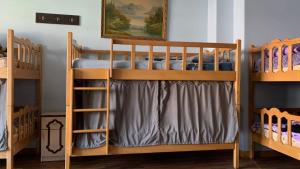 Rúm í herbergi á Arm Hostel