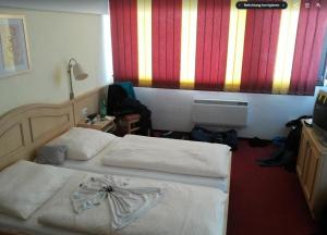 una camera d'albergo con due letti e una finestra di Apartment im Wellnesshotel an der Piste, Sauna, Pool, Frühstück All-Inclusive möglich a Hinterthal