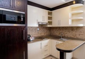 Kuchyň nebo kuchyňský kout v ubytování Jannah Executive Hotel Apartments