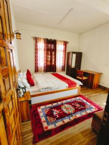 Postel nebo postele na pokoji v ubytování Jain Homestay