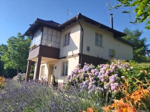 a house with flowers in front of it at Villa Mila in Ludbreg