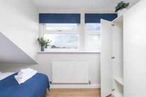 Ένα ή περισσότερα κρεβάτια σε δωμάτιο στο 2 Bedroom Serviced Apartment Coventry