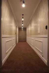 ein leerer Flur mit einer Tür und einem langen Korridor in der Unterkunft Villa Rustica in Polańczyk