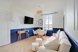 a living room with a couch and a table at L'Azul - Entre Paris & Disney - Wifi in Villemomble