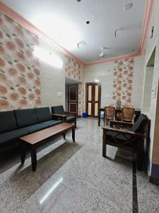 ヴェールールにあるAC HOMESTAY NEAR CMC AND RAILWAY STATION 2BHK and 3 BHKのソファとテーブルのあるリビングルーム