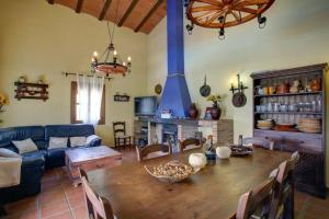 ein Wohnzimmer mit Tisch und Kamin in der Unterkunft Villa 81 by Villamya in El Gastor