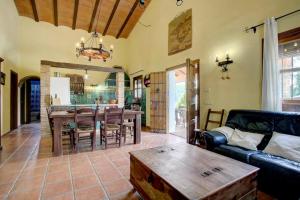 ein Wohnzimmer mit Sofa und Tisch in der Unterkunft Villa 81 by Villamya in El Gastor