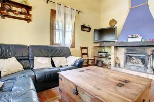 ein Wohnzimmer mit einer Couch und einem Couchtisch in der Unterkunft Villa 81 by Villamya in El Gastor