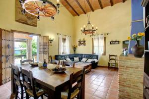 ein Wohnzimmer mit Tisch und Couch in der Unterkunft Villa 81 by Villamya in El Gastor