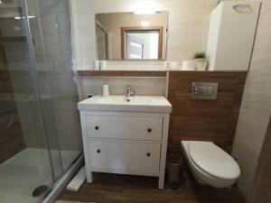 Un baño de Dom gościnny Ania, Apartament nr 7 16 fotos más
