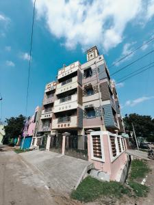 ヴェールールにあるAC HOMESTAY NEAR CMC AND RAILWAY STATION 2BHK and 3 BHKの高層アパートメントで、目の前に階段があります。