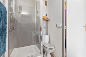 Koupelna v ubytování Studio cabine AZUR ,5 min mer -5 min Arena - clim - parking gratuit privée - 4 personnes + 14 fotografií