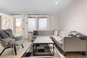 Posezení v ubytování Lovly 3 Bedroom apartment with the view of aurora