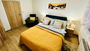 Postel nebo postele na pokoji v ubytování Rodinný apartmán na Šumavě