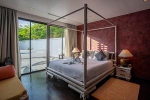 Ένα ή περισσότερα κρεβάτια σε δωμάτιο στο Naiharn Pool Villa Number 5 +24 φωτογραφίες