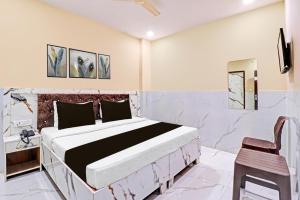 Postel nebo postele na pokoji v ubytování Hotel Rudreshwar by Shri Krishna Taxi Service