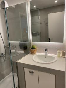 A bathroom at Bright, Cosy Studio close to Glyfada Beach & Center
