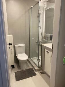 A bathroom at Bright, Cosy Studio close to Glyfada Beach & Center