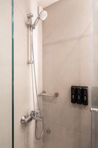 A bathroom at Bright, Cosy Studio close to Glyfada Beach & Center