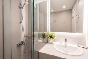 A bathroom at Bright, Cosy Studio close to Glyfada Beach & Center