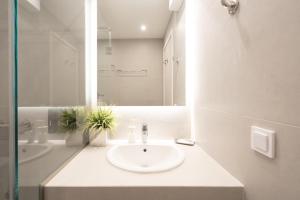 A bathroom at Bright, Cosy Studio close to Glyfada Beach & Center