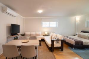 A bed or beds in a room at Bright, Cosy Studio close to Glyfada Beach & Center