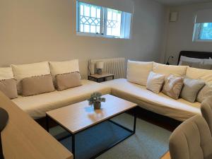Posezení v ubytování Bright, Cosy Studio close to Glyfada Beach & Center