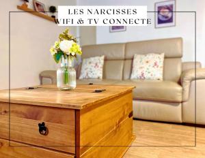 a vase of flowers on a table in a living room at Porte des remparts in Ensisheim