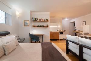 A bed or beds in a room at Bright, Cosy Studio close to Glyfada Beach & Center