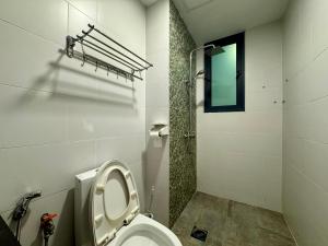 a bathroom with a toilet and a window at Vivacity Cozy Jazz4 2R1B wNetflix, 7pax YPM1202 in Kuching +16 photos