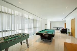 Biliár nebo kulečník v ubytování Royal Continental Hotel