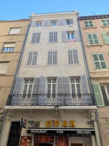 wysoki budynek z balkonem na boku w obiekcie Studio Toit terrasse Vieux Port w Marsylii