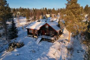 an aerial view of a house in the snow at Linnéan 2 in Lofsdalen