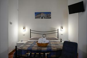 a bedroom with a bed with a basket of towels at Cocciu d'Amuri Netino in Noto