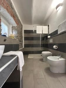 łazienka z umywalką i toaletą w obiekcie Tenuta di Venere w mieście Portovenere +37 zdjęć