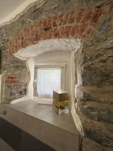 Pokój z ceglaną ścianą i oknem w obiekcie Tenuta di Venere w mieście Portovenere