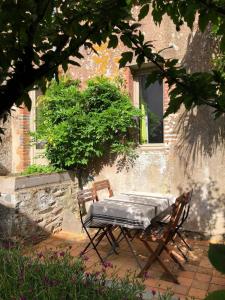 Vonkajšia záhrada v ubytovaní Maison l'or du temps, gîte les Glycines + 5 fotografií