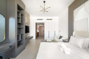 Uma cama ou camas num quarto em Charming new studio with pool and gym in Al Furjan