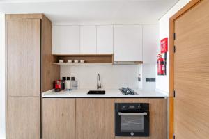 Dapur atau dapur kecil di Charming new studio with pool and gym in Al Furjan