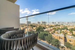 Uma varanda ou terraço em Charming new studio with pool and gym in Al Furjan