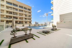 Kolam renang di atau dekat dengan Charming new studio with pool and gym in Al Furjan