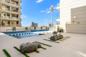 Kolam renang di atau dekat dengan Charming new studio with pool and gym in Al Furjan