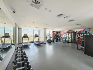 Pusat kecergasan dan/atau kemudahan kecergasan di Charming new studio with pool and gym in Al Furjan