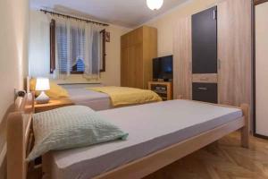 Posteľ alebo postele v izbe v ubytovaní Apartment in Dramalj 39255