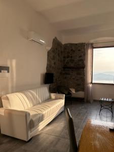 salon z białą kanapą i oknem w obiekcie Tenuta di Venere w mieście Portovenere