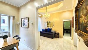 un soggiorno con un divano e un tavolo di Rome Boulevard Suite a Roma