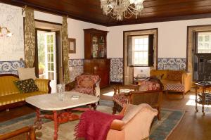 FontouraにあるQUINTA DE SANTO ANTONIOのリビングルーム(家具、テーブル付)