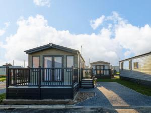 a row of modular homes on a street at The Sea Lodge in Norwich